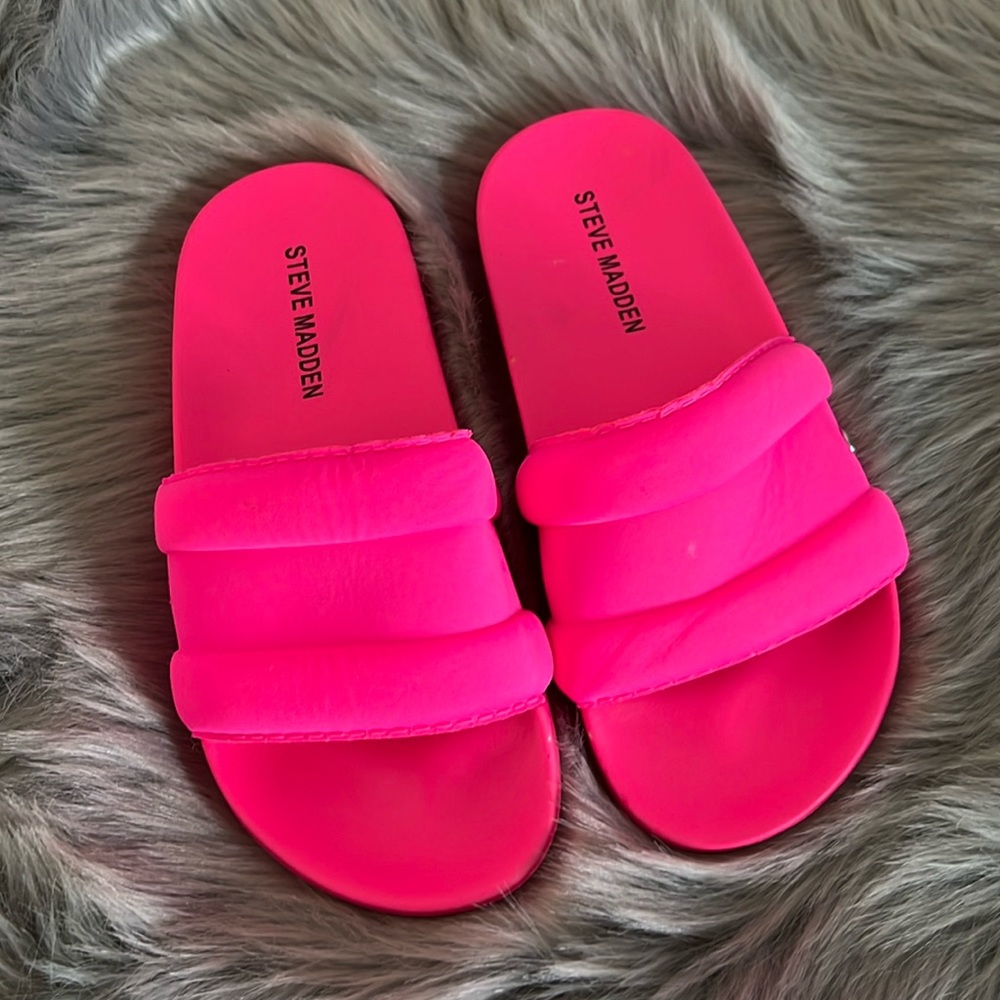 EUC Steve Madden Hot Pink Slide Sandals sz 2